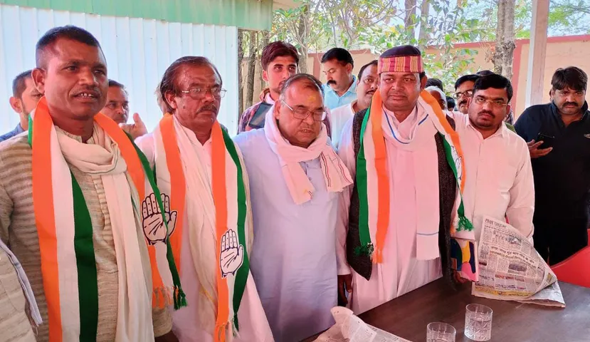 Rewa : तराई क्षेत्र के आदिवासी नेता श्यामलाल कोल ने बहुजन समाज पार्टी को छोड़कर विधायक अभय मिश्रा के हाथों ली कांग्रेस की सदस्यता