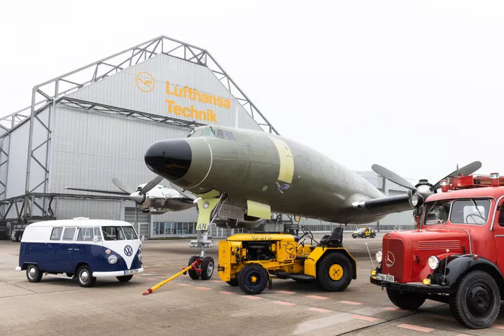 Lufthansa Unveils Vintage Lockheed Super Star