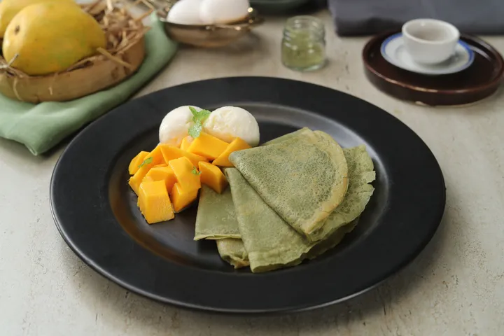 Matcha Crepes With Mangoes - YT