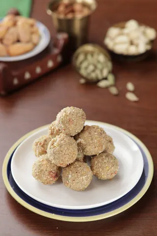Kharik Laddoo - YT
