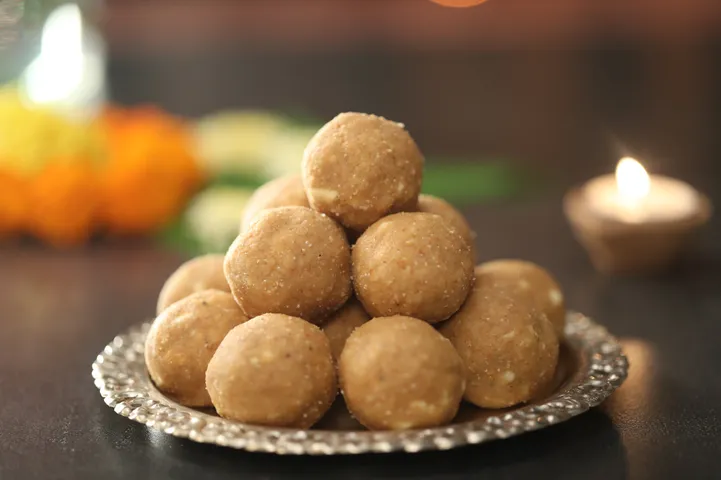 Kaju Khoya Besan Laddoo - YT.JPG