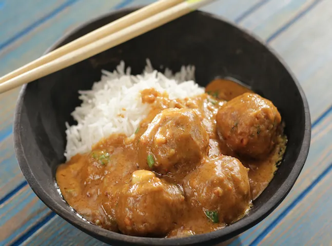 Chicken Meatballs in Thai Peanut Sauce 