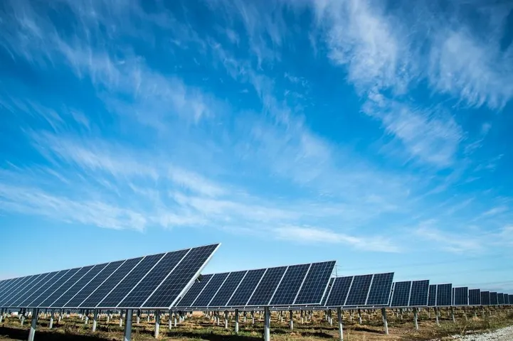 VALTA Energy's solar facility will power 20% of Ardagh's Madera plant, cutting grid demand for over 2,500 homes. 