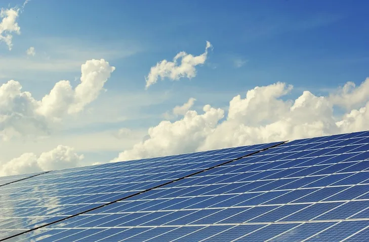 This solar portfolio can use crystalline silicon or thin-film technology, with or without trackers, ensuring diverse participation.