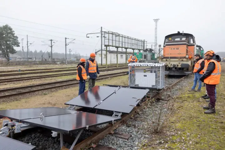 AREP’s modular solar-plus-storage system was designed for easy transport, quick setup, and secure rail installation without permanent foundations. Image Source: Railway Supply 