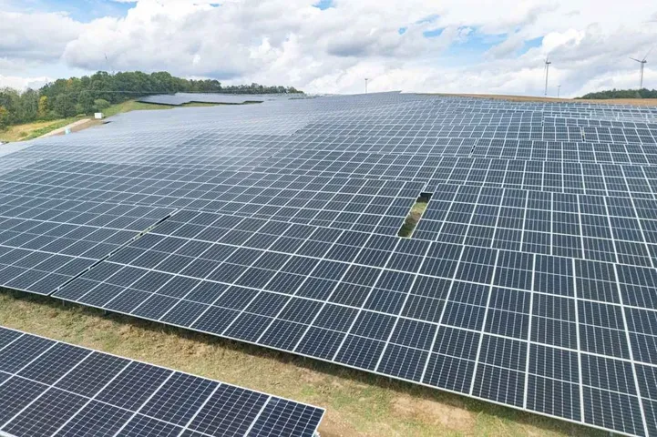 Schönau solar farm by RWE generated 20 MW, with citizens gaining from a DKB savings bond and eco-friendly land management.