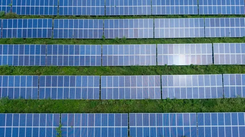 South America’s solar growth surged with PPAs, hybrid projects, and policy shifts driving expansion, Wood Mackenzie reported. 