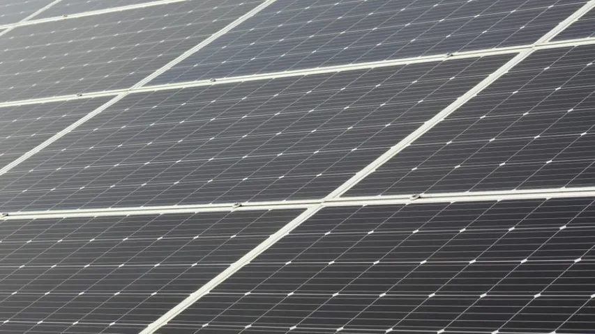 Avaada’s 1.5 GW plant in Noida produces 5,800 modules daily, while the upcoming 5 GW unit in Greater Noida will expand solar cell production and create 3,000 jobs. 