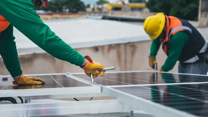 Sri Lanka’s rooftop solar sector supplies 600 MW, but tariff cuts threaten SMEs, middle-class households, and investments. 