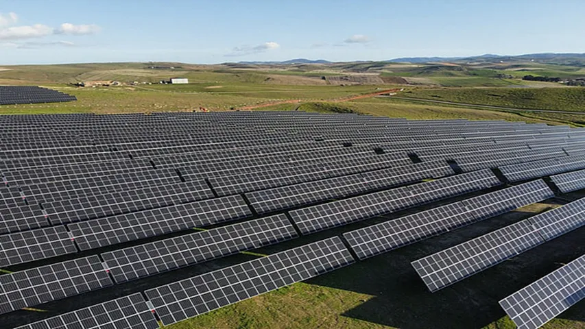 In Andalusia, Q ENERGY’s three solar projects covering 450+ hectares were expected to cut over 62,000 tons of CO2 annually upon completion by 2026. 