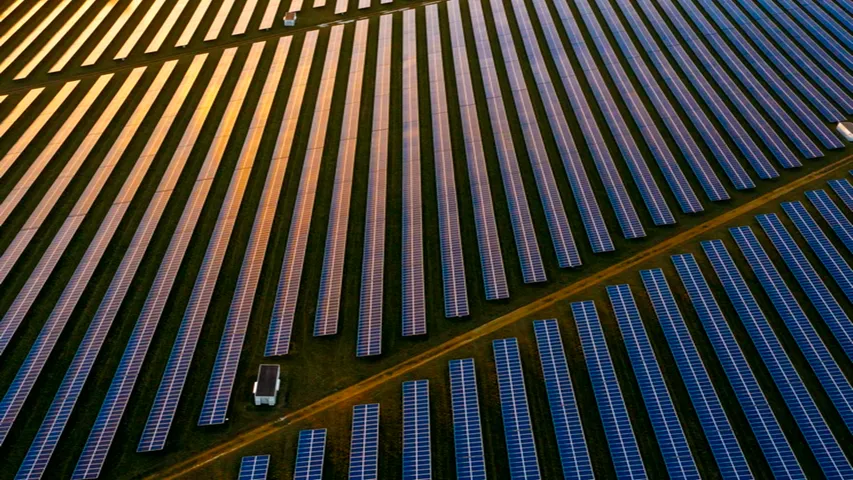 Mulilo’s Du Plessis Dam Solar PV2 project in South Africa secured financial close, using an aggregator model with Etana Energy to supply businesses with clean power. 