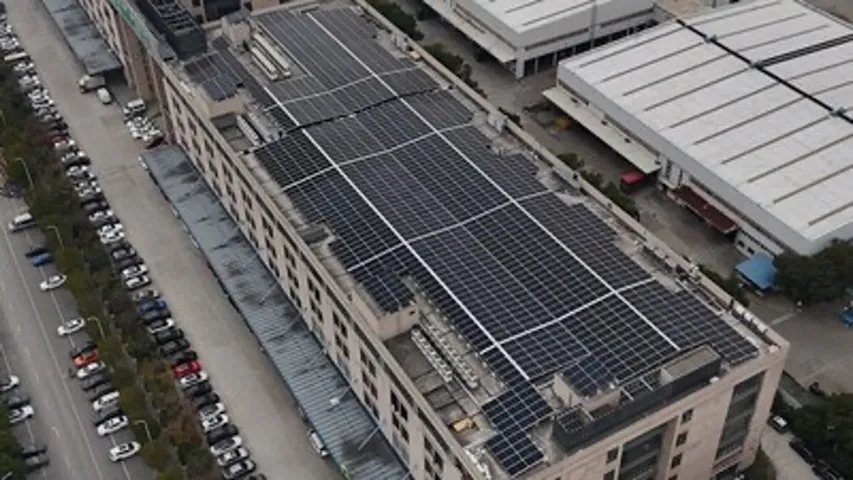 Daily generation between February 13 and 28 has exceeded projections by 8%, averaging 5,190 kWh across both rooftops. 