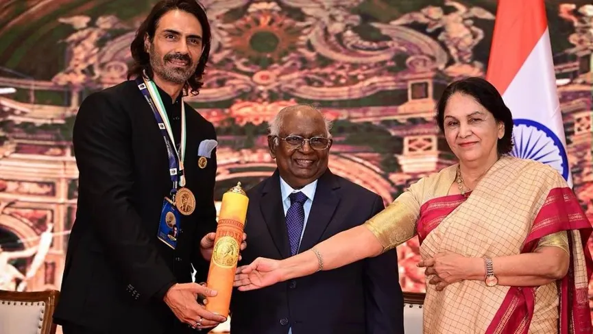 चैंपियंस ऑफ चेंज से सम्मानित हुए Arjun Rampal, सोशल मीडिया पर फोटो शेयर कर  जताया आभार - Arjun Rampal honored with Champions of Change expressed  gratitude by sharing photo on social media