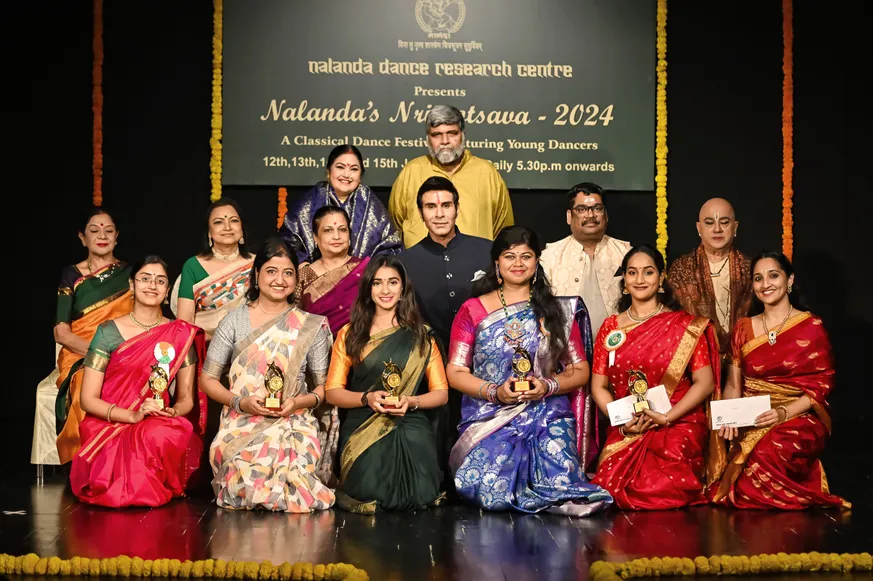 Actor Hema Malini and Paresh Rawal honoured by Nalanda Dance Research Centre Dr. Uma Rele (2).jpg