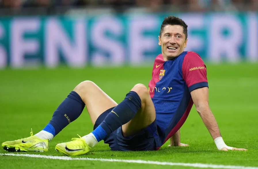 Lewandowski wastes two chances to complete his hat-trick - Real Madrid vs Barcelona LIVE - sportzpoint.com