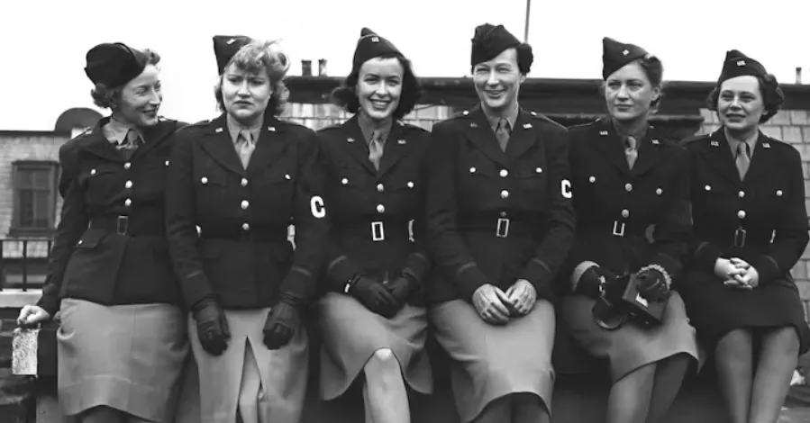 Miller, second from right, with other female war correspondents who covered the U.S. Army, photographed in 1943. U.S. Army Official Photograph/Wikimedia Commons