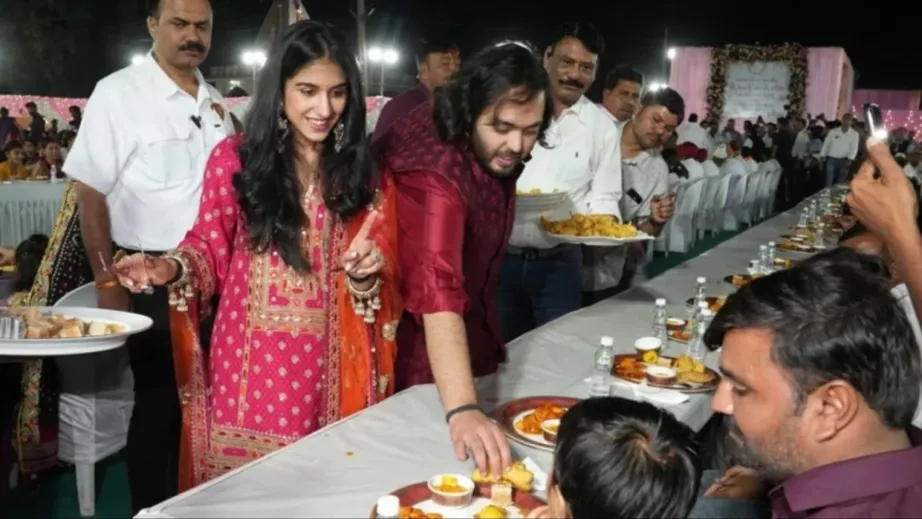 अन्न सेवा से Anant-Radhika की Pre-Wedding सेरेमनी शुरू, गांव के लोगों को  अंबानी परिवार ने खाना परोसा, 51 हजार लोगों को खिलाया खाना - Anant Radhika's  pre wedding ceremony ...
