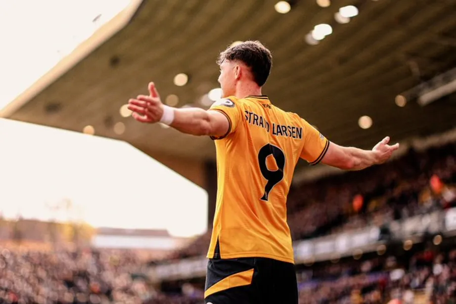 Larsen of Wolves with a cold celebration against man city- Sportz Point.com