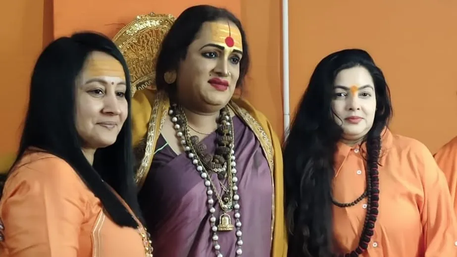 किन्नर अखाड़ा के आचार्य महामंडलेश्वर स्वामी डॉ. लक्ष्मी नारायण त्रिपाठी महराज, जूना अखाड़ा की महामंडलेश्वर स्वामी जय अम्बानंद गिरी और एक्ट्रेस ममता कुलकर्णी