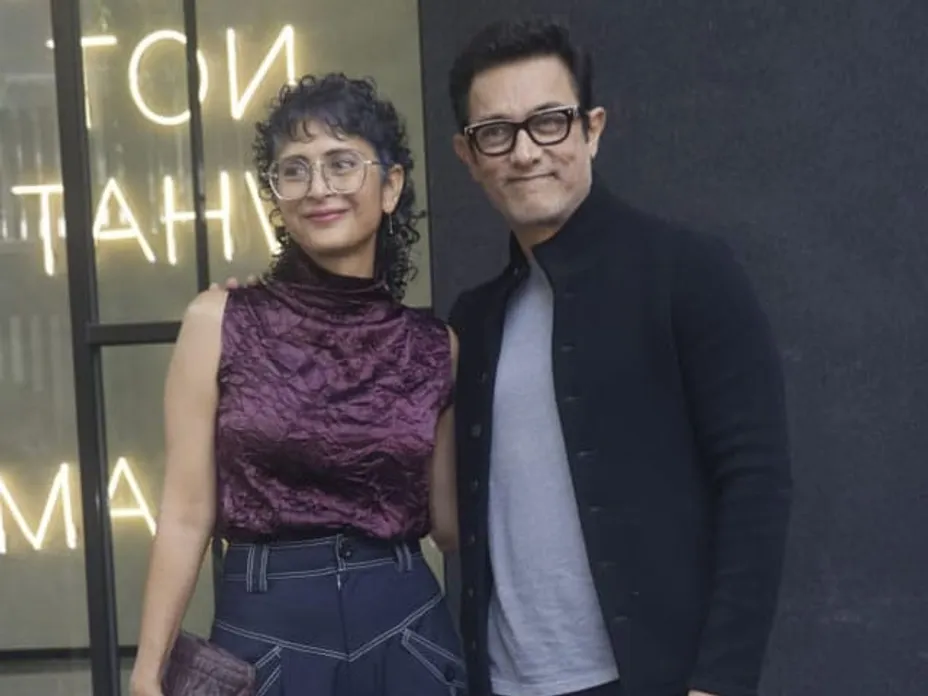 Aamir Khan And Kiran Rao Posing Together During Laapta Ladies Promotions