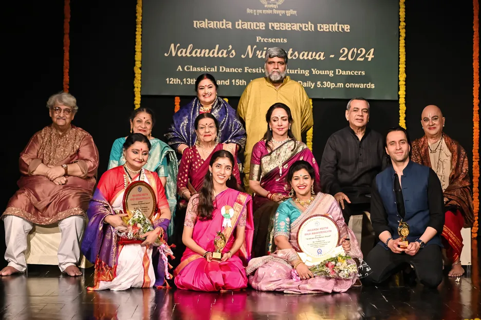 Actor Hema Malini and Paresh Rawal honoured by Nalanda Dance Research Centre Dr. Uma Rele (1).jpg