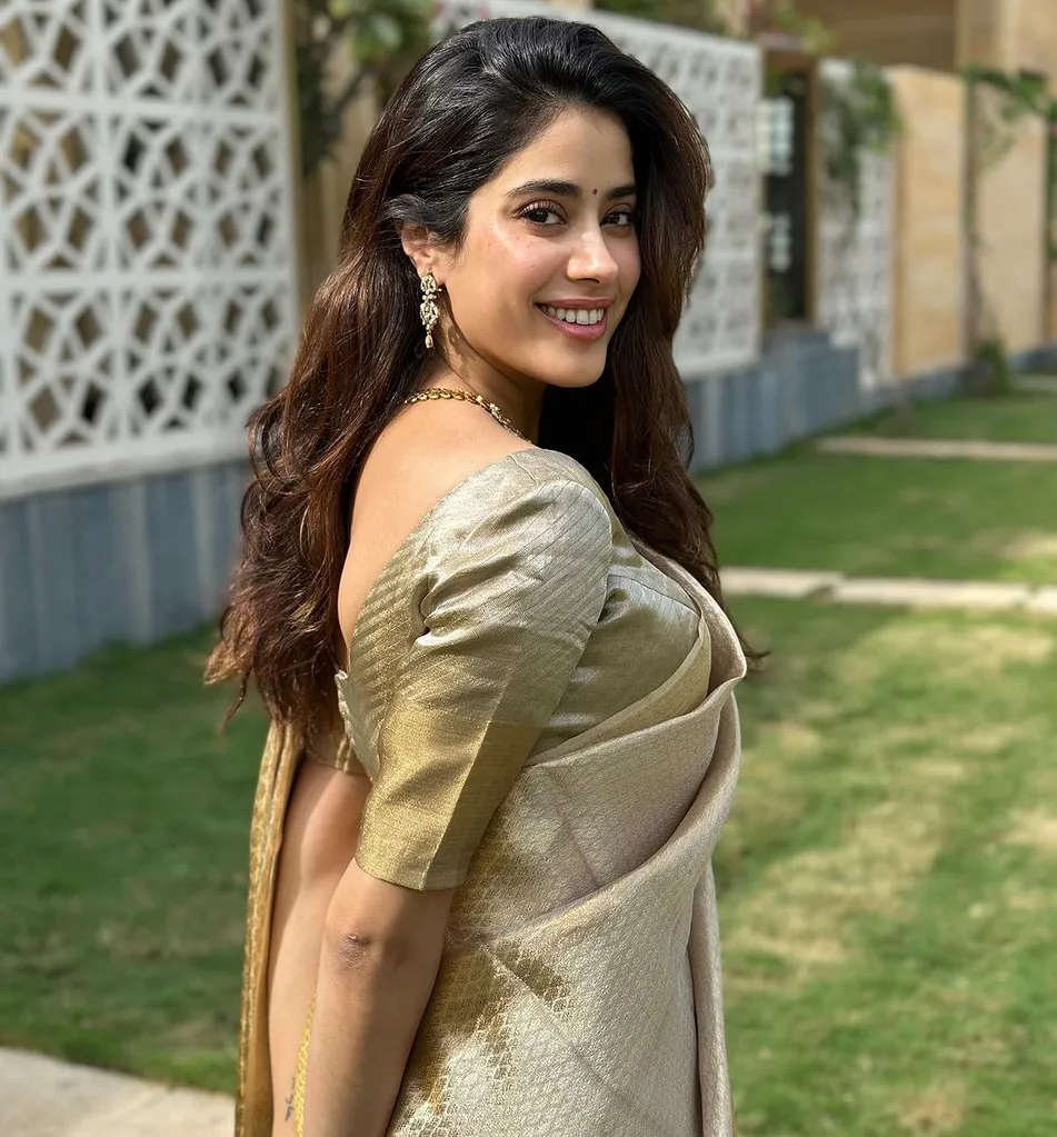 Janhvi Kapoor made a revelation related to Sridevi | जान्हवी कपूर ने किया  श्रीदेवी से जुड़ा खुलासा: बोलीं- मां के जाने के बाद मैं बहुत धार्मिक और अंध  विश्वासी हो गई ...