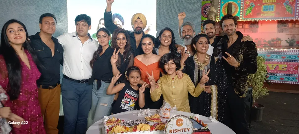 The cast of Ikk Kudi Punjab Di on the set celebrating 100 episodes of the show (5).JPG