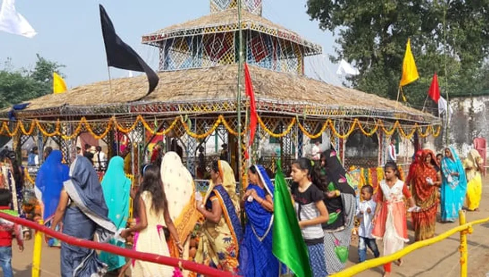Hordes of devotees gathered around the Yagya Mandap - यज्ञ मंडप की परिक्रमा  करने जुट रही भक्तों की भीड़, बलिया न्यूज