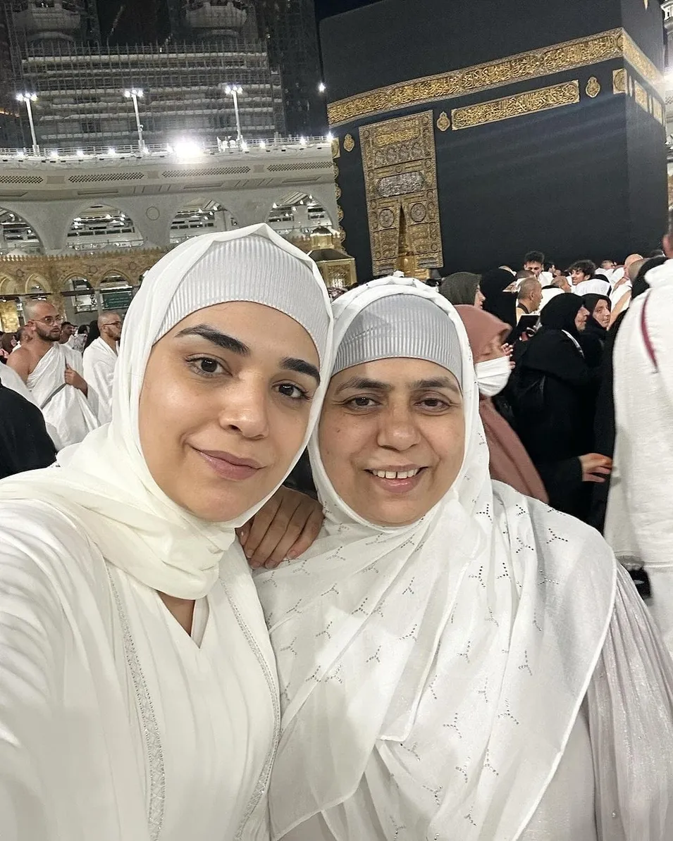 Khatron Ke Khiladi 13 fame Anjum Fakih feels extremely pleased as she completes her first Umrah at Mecca with her mother.jpg