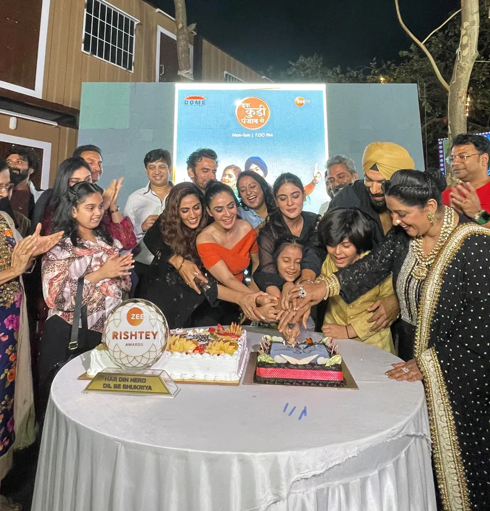 The cast of Ikk Kudi Punjab Di on the set celebrating 100 episodes of the show (3).jpg
