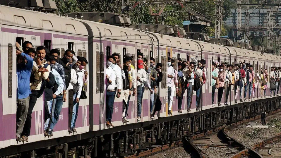 Mumbai_local_train_1644724849456_1644724849703