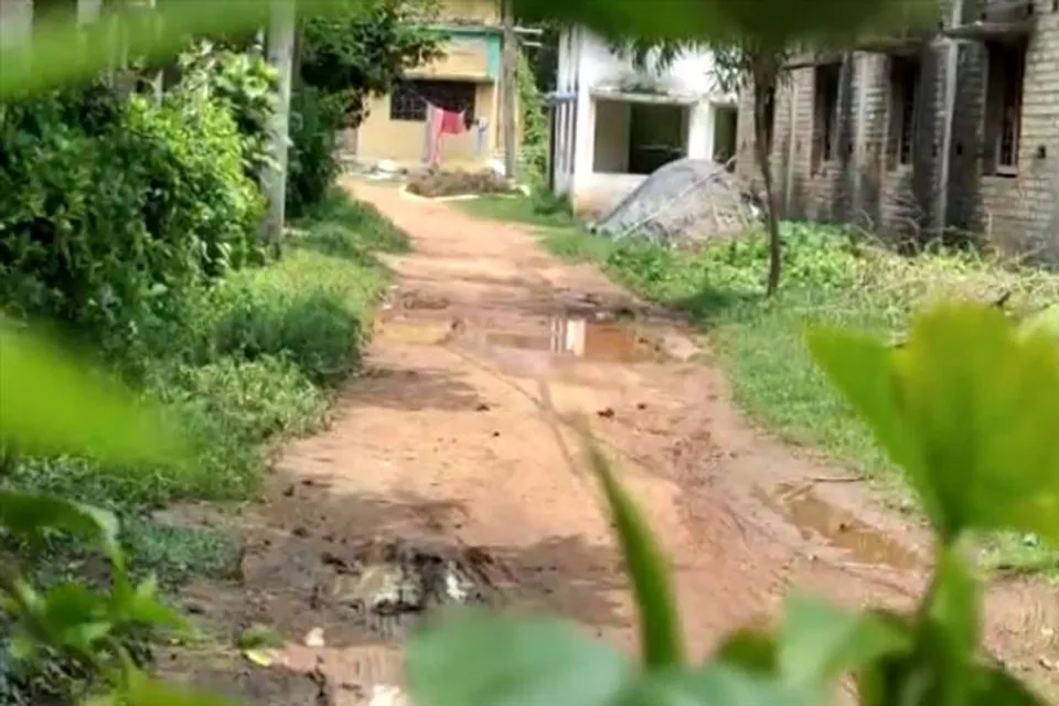 বেহাল রাস্তা নিয়ে সমস্যায় গ্রামবাসীরা