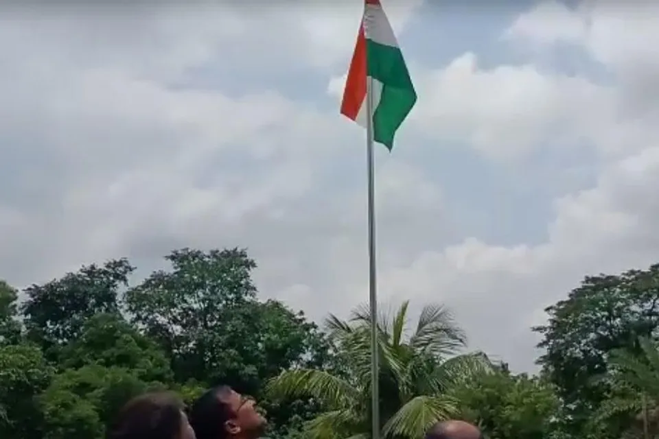 নিজের বাড়িতে জাতীয় পতাকা উত্তোলন করল ডেবরা বিজেপি