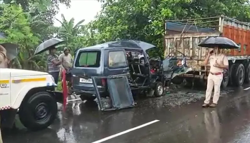 নিয়ন্ত্রণ হারিয়ে লরির পিছনে ধাক্কা পুলকারের, আহত কয়েকজন পড়ুয়া