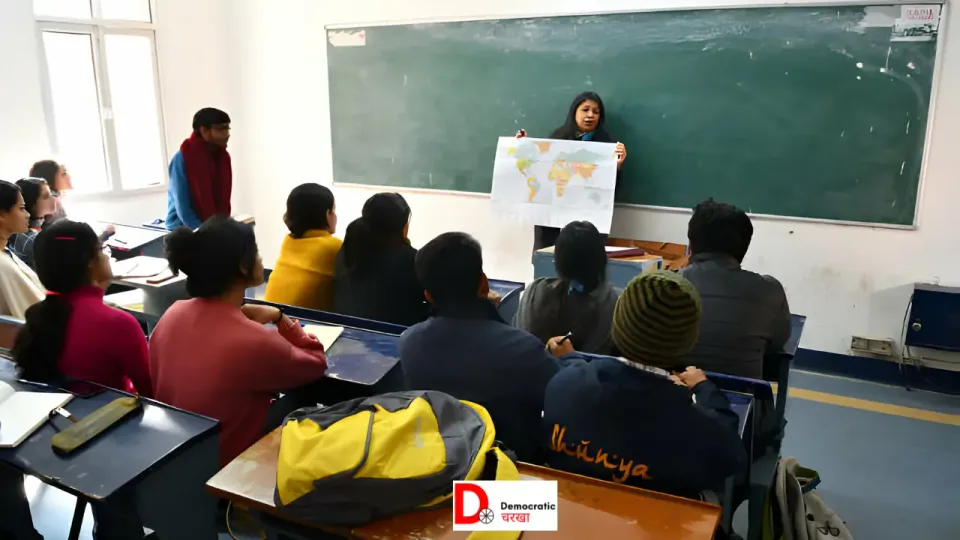 कॉलेज में पढ़ाते हुए प्रोफेसर 