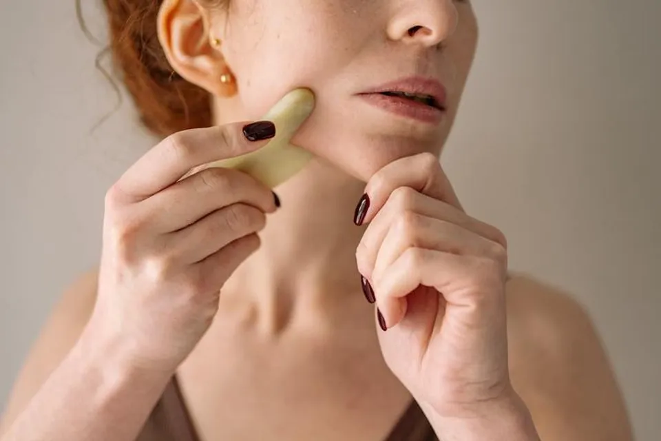 Demystifying Facial Tools: Difference Between Gua Sha And Kansa Wand That No One Told You About