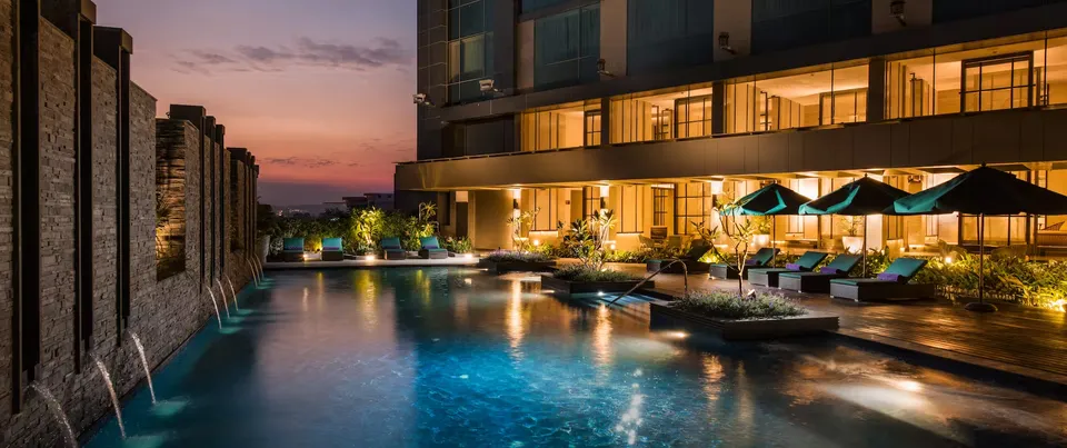 pnqcici-pool-night