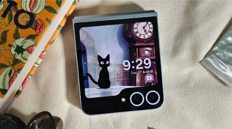 ELLE Tech: I Upgraded My Samsung Galaxy Z Flip5 With The New Flip6 And Here's My Experience