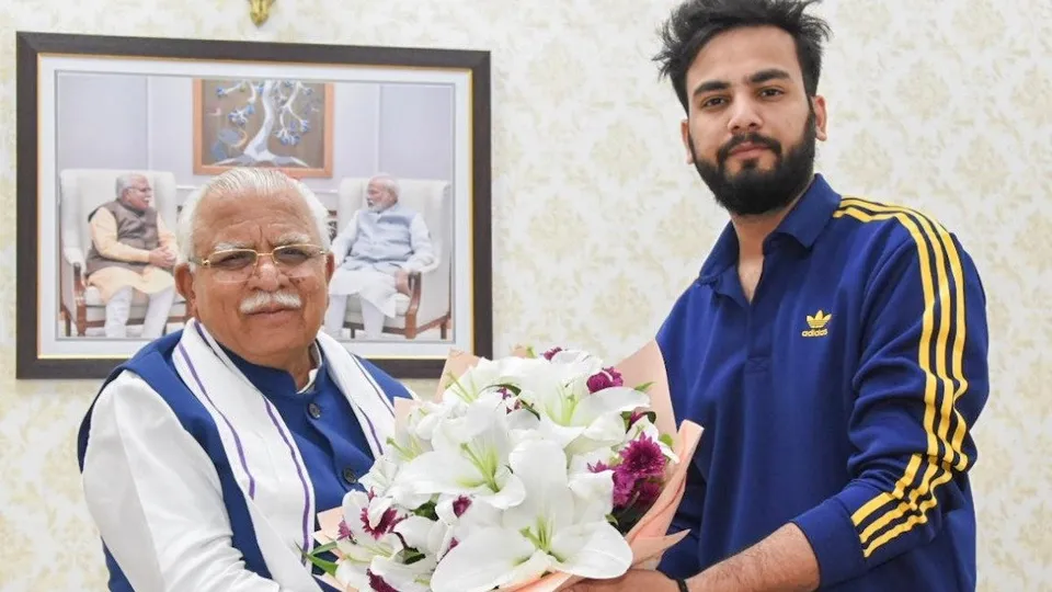 Manohar lal khattar with Elvish Yadav