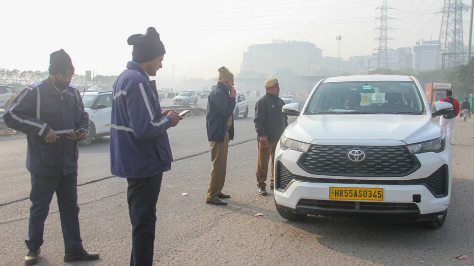 Delhi police policeman checking vehicles on Delhi-Gurugram Expressway, Tuesday, Dec. 17, 2024.