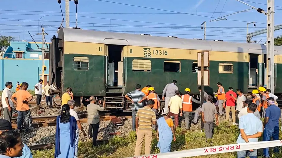 Villupuram-Puducherry train derails