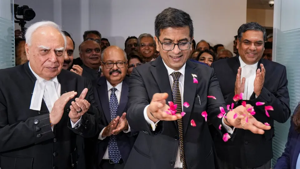 Chief Justice of India DY Chandrachud inaugurates a branch of Bank of Maharashtra at the Supreme Court premises, in New Delhi, Thursday, Aug 29, 2024. Senior lawyer Kapil Sibal is also seen