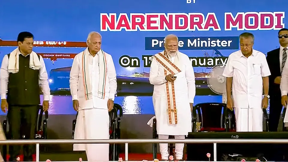 Prime Minister Narendra Modi with Kerala Governor Arif Mohammed Khan, Union Minister Sarbananda Sonowal and Kerala Chief Minister Pinarayi Vijayan, in Kochi