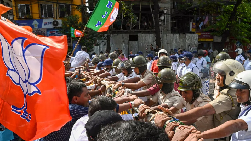 Police stop Bharatiya Janata Yuva Morcha (BJYM) activists during their 'Gherao Abhiyan' of Deputy Commissioner (North) office, in Kolkata, Monday, Sept. 8, 2024.