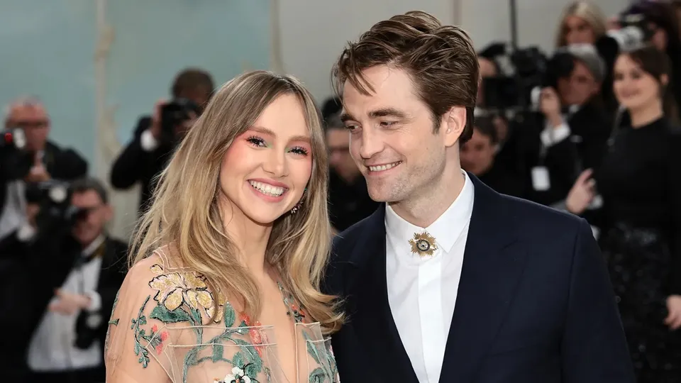 Robert Pattinson and Suki Waterhouse