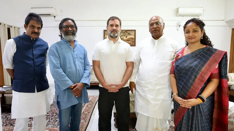 Jharkhand Chief Minister Hemant Soren with Congress president Mallikarjun Kharge, Rahul Gandhi and others in New Delhi