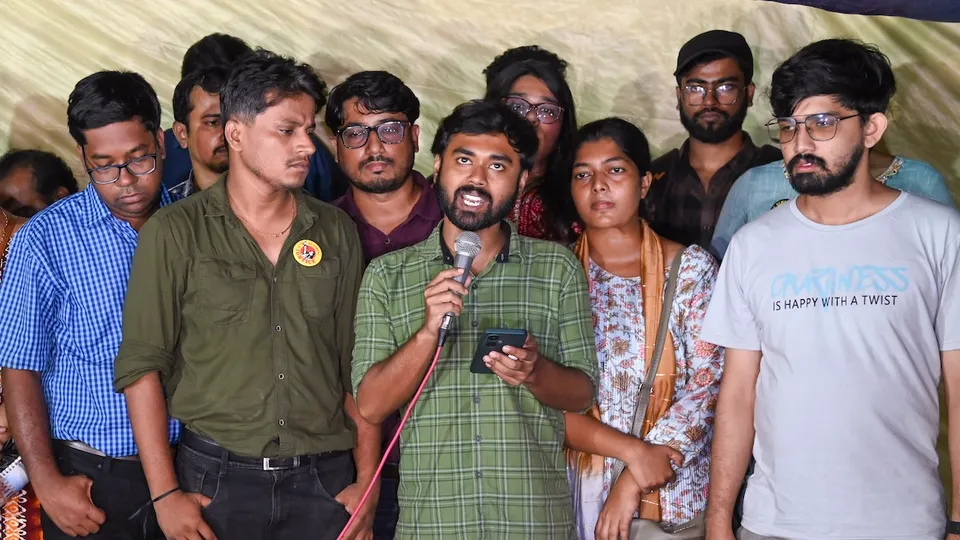 Junior doctors during a press conference before a delegation leaves for Nabanna (State Secretariat) to meet West Bengal Chief Secretary Manoj Pant for a discussion on certain 'key unresolved issues' like security in hospitals, at their 'dharna' site outside Swasthya Bhawan in Kolkata, Wednesday, Sept. 18, 2024.