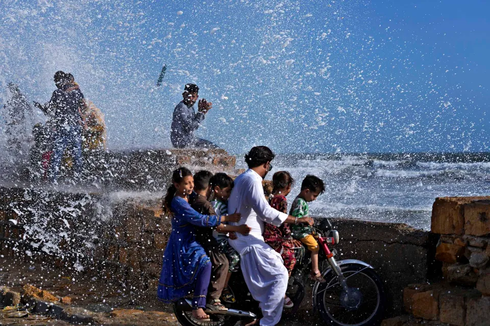 cyclone biparjoy pakistan.jpg