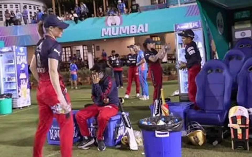 'At least she is trying to win hearts' - Fans react as Ellyse Perry cleans Bangalore's dugout after losing their fifth match in WTL