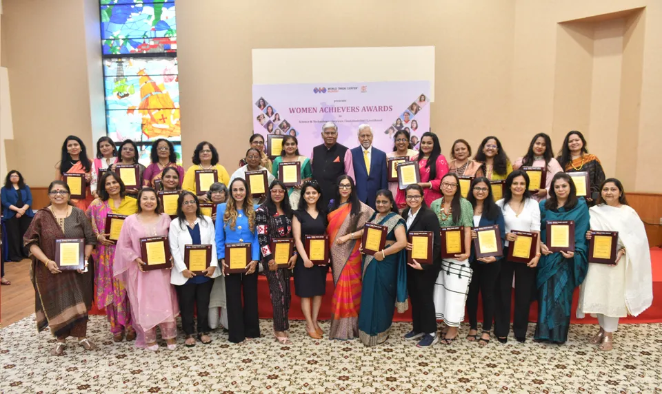  Dr. Vijay Kalantri, Chairman, World Trade Center Mumbai, Capt. Somesh Batra, Vice Chairman, World Trade Center Mumbai and Ms. Rupa Naik, Executive Director, World Trade Center Mumbai with all the women achievers